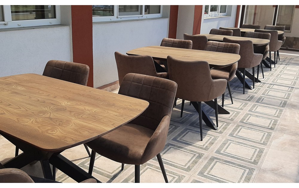 <Наши столы и стулья в интерьере кафе