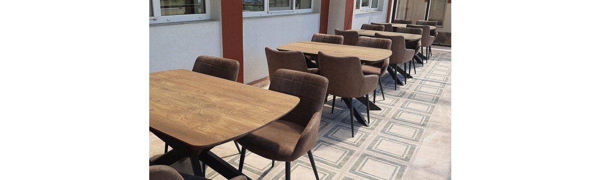 Наши столы и стулья в интерьере кафе